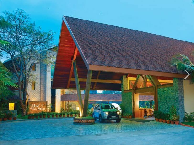 Uday Suites - The Airport Hotel Thiruvananthapuram Buitenkant foto