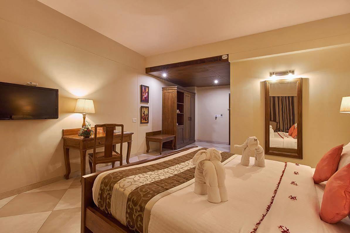 Uday Suites - The Airport Hotel Thiruvananthapuram Buitenkant foto